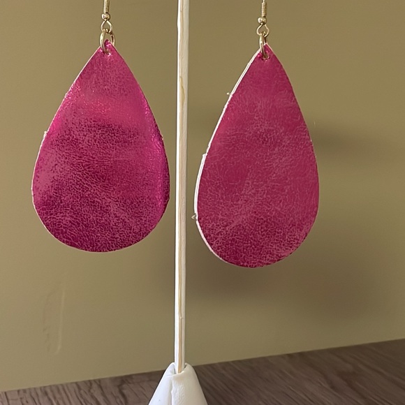 ๐๐ NEW Emma Pink Leopard Teardrop Iridescent Crystal Earrings - Picture 4 of 4